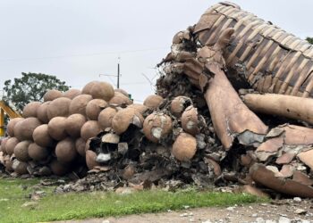 Se derrumba monumento tras daños por lluvias en Veracruz
