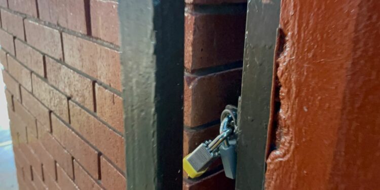 Cierran otra escuela en Victoria