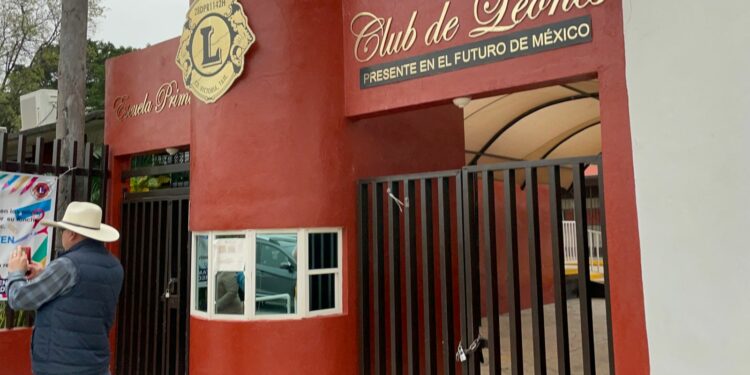 Cierran otra escuela en Victoria