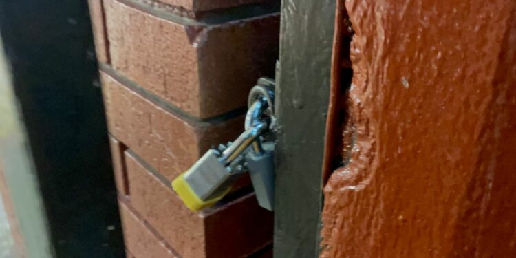 Cierran otra escuela en Victoria