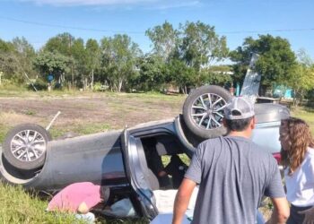 Vuelca auto de Silvia Casas, secretaria de Bienestar en Tamaulipas; sufren heridas leves ella y su esposo Javier Garibadi