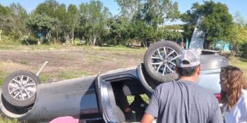 Vuelca auto de Silvia Casas, secretaria de Bienestar en Tamaulipas; sufren heridas leves ella y su esposo Javier Garibadi
