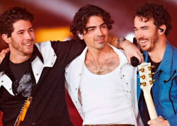 Regresan los Jonas Brothers a la actuación con comedia navideña en Disney+.