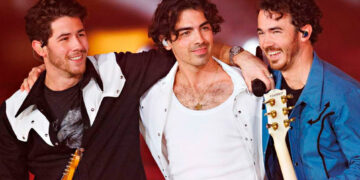 Regresan los Jonas Brothers a la actuación con comedia navideña en Disney+.