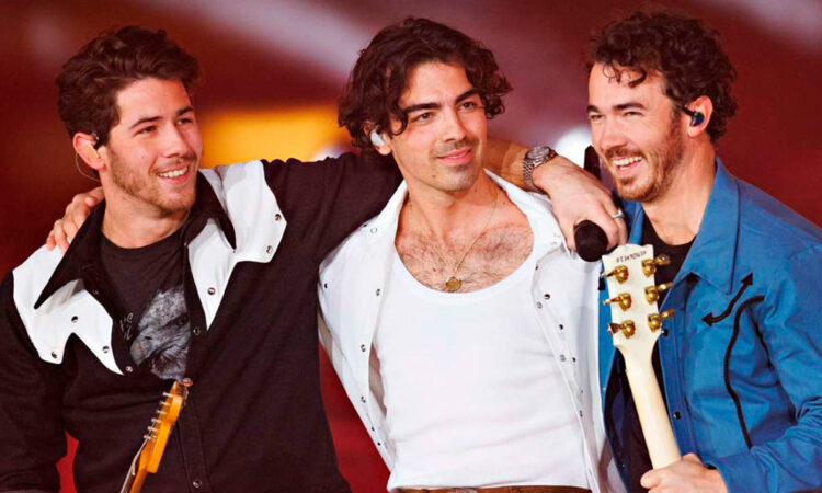 Regresan los Jonas Brothers a la actuación con comedia navideña en Disney+.