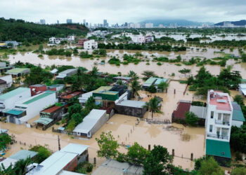 Suben a 1,600 los fallecidos por lluvias en Asia