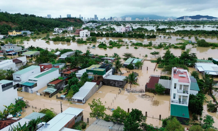 Suben a 1,600 los fallecidos por lluvias en Asia