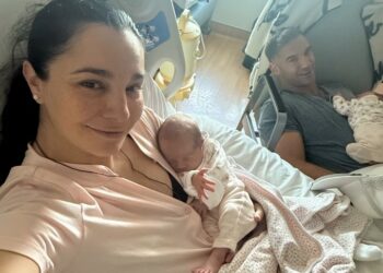 Presenta Martha Higareda a sus gemelas en redes; comparte su primera Navidad como mamá.