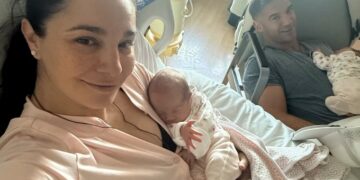 Presenta Martha Higareda a sus gemelas en redes; comparte su primera Navidad como mamá.