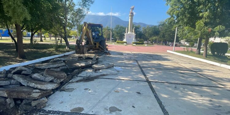 Autoridades federales suspenden obras en Plaza Héroes de la Independencia