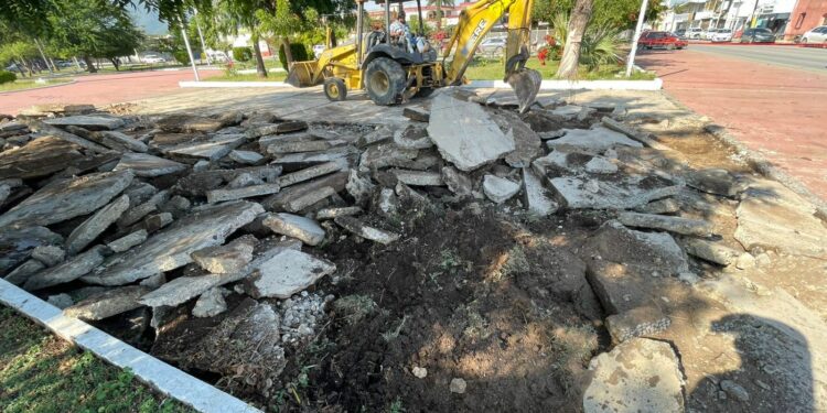 Autoridades federales suspenden obras en Plaza Héroes de la Independencia