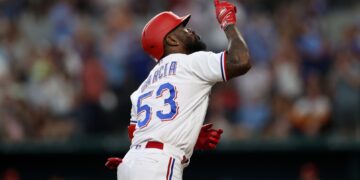 Adolis García llega a Filadelfia para la temporada 2026