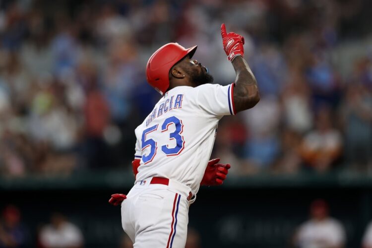 Adolis García llega a Filadelfia para la temporada 2026