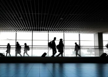 Propuesta de Trump exigiría historial digital a viajeros de 42 países