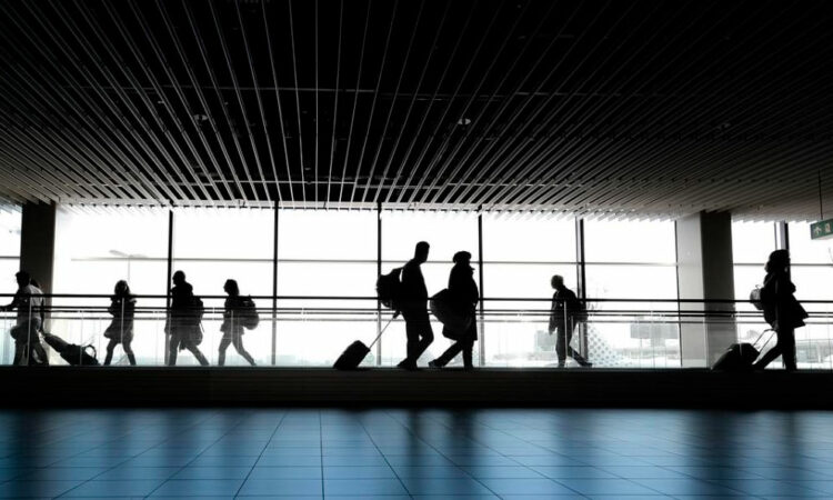 Propuesta de Trump exigiría historial digital a viajeros de 42 países