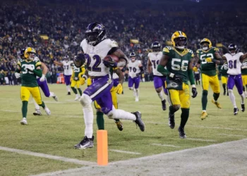 Baltimore vence a Green Bay y aún sueña con los playoffs de la NFL