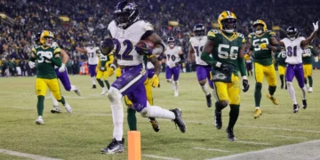 Baltimore vence a Green Bay y aún sueña con los playoffs de la NFL