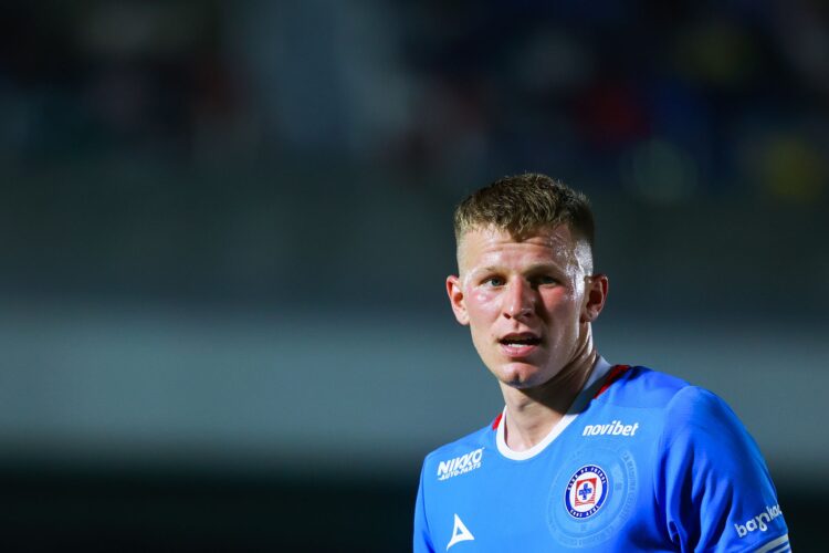 Escándalo en Cruz Azul: Mateusz Bogusz se ausenta sin permiso