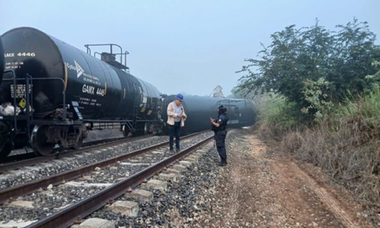 Tren con cloro se descarrila en Veracruz; activan emergencia