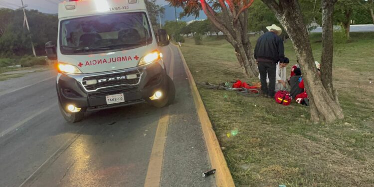 Ciclista hospitalizado tras fuerte impacto múltiple en el libramiento Naciones Unidas