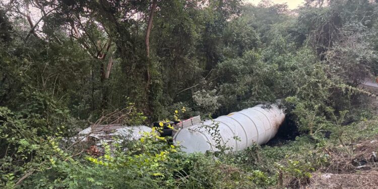 Cierran carretera Mante–Ocampo por volcadura de camión con materiales altamente peligrosos
