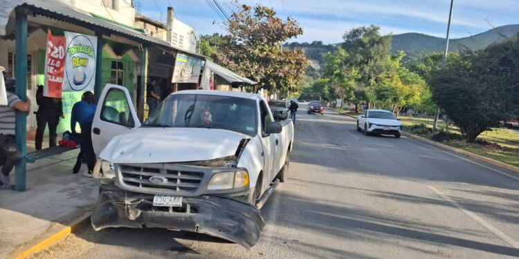 Dos lesionados en choque de pick up que cruzó camellón en el Portes Gil