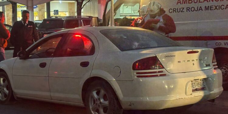 Abuelo y nieto heridos en choque en el estacionamiento de Soriana Palmas