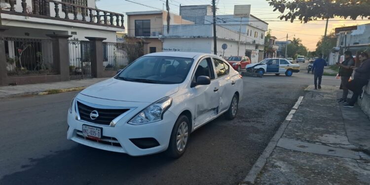Choca en la colonia Obrera por omitir señal de alto