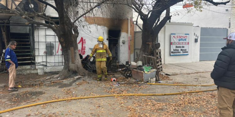 Incendia intencionalmente casa de sus abuelos, lo detienen
