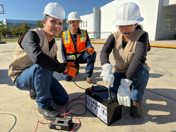 Estudiantes de Victoria se especializan en energía solar para abatir rezago eléctrico