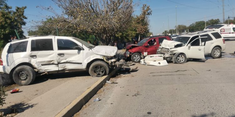 Seis heridos tras brutal carambola en Eje Vial Lázaro Cárdenas