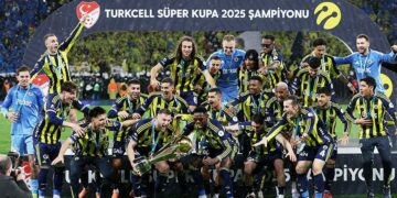 El mexicano Edson Álvarez es campeón en el fútbol de Turquía con el Fenerbahce