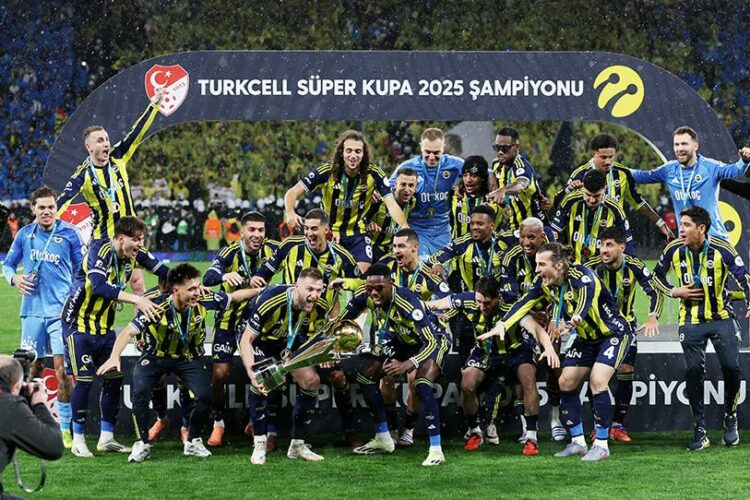 El mexicano Edson Álvarez es campeón en el fútbol de Turquía con el Fenerbahce