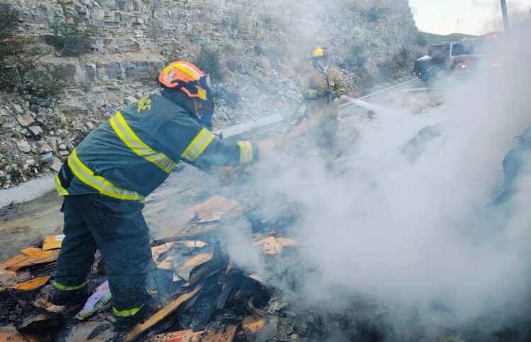 Tráileres chocan de frente en carretera libre Monterrey-Nuevo Laredo; quedan en cenizas