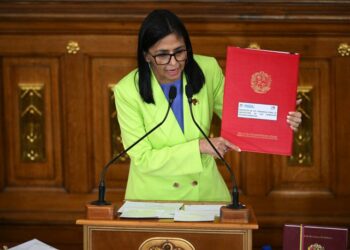 Presidenta interina de Venezuela presenta reforma petrolera para atraer inversión