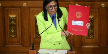 Presidenta interina de Venezuela presenta reforma petrolera para atraer inversión