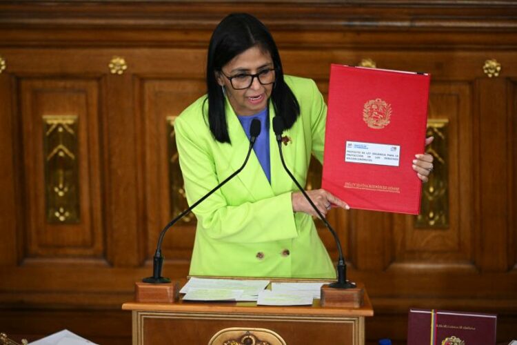 Presidenta interina de Venezuela presenta reforma petrolera para atraer inversión
