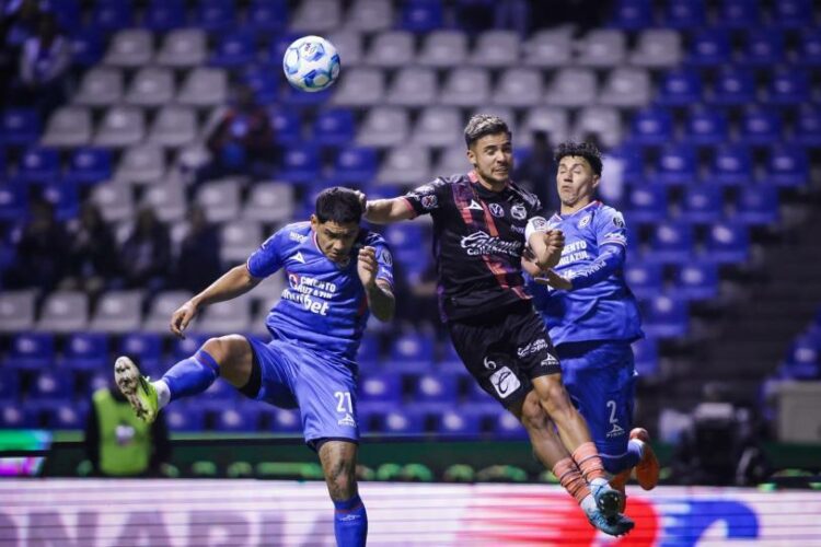 Cruz Azul consigue victoria 1-0 sobre Puebla con gol de Paradela