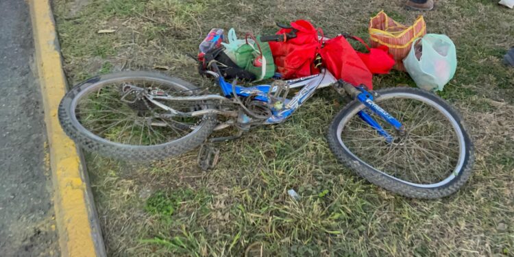 Ciclista hospitalizado tras fuerte impacto múltiple en el libramiento Naciones Unidas