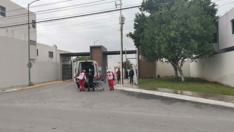 Ráfagas de viento del frente frío 27 provocan accidente en acceso residencial de Victoria