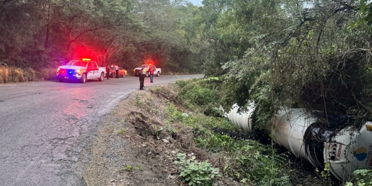 Cierran carretera Mante–Ocampo por volcadura de camión con materiales altamente peligrosos