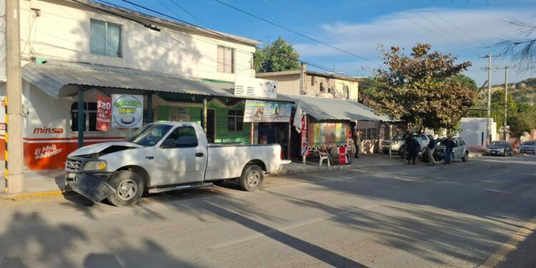 Dos lesionados en choque de pick up que cruzó camellón en el Portes Gil
