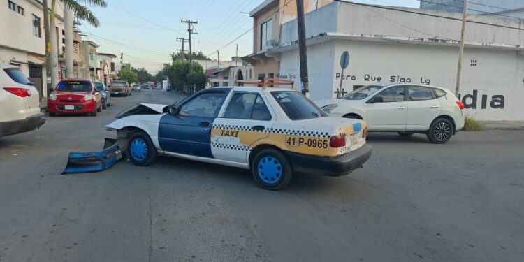 Choca en la colonia Obrera por omitir señal de alto