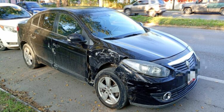 Camioneta se estrella contra palmera en el bulevar Praxedis Balboa