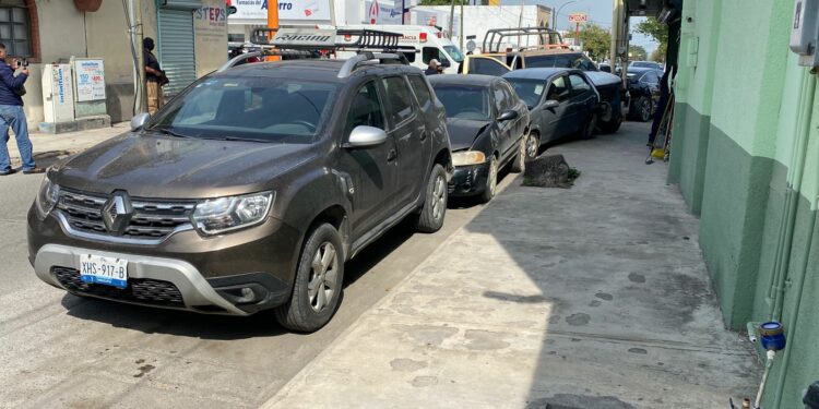 Colisión múltiple en 19 Carrera Torres deja una persona hospitalizada y daños