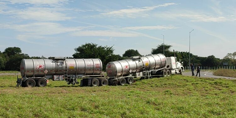 Tragedia en Victoria: muere mujer en choque de moto contra tráiler en Libramiento Naciones Unidas