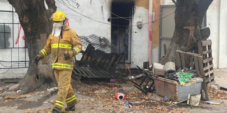 Incendia intencionalmente casa de sus abuelos, lo detienen