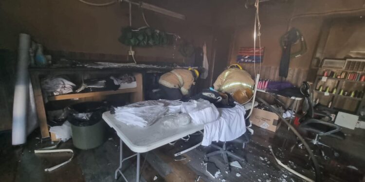 Incendio sorprende negocio Santa Fe en Victoria, sin mayores daños