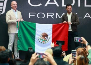 ‘Checo’ Pérez aparece en su Cadillac en Guadalajara para un comercial de equipo