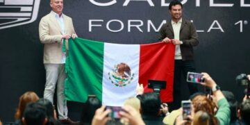 ‘Checo’ Pérez aparece en su Cadillac en Guadalajara para un comercial de equipo